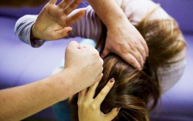 Əmisini və onun arvadını döydü