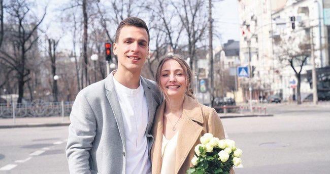 Müharibənin kölgəsində evlilik: KİYEVDƏ DÜNYANI SARSILDAN GÖRÜNTÜLƏR