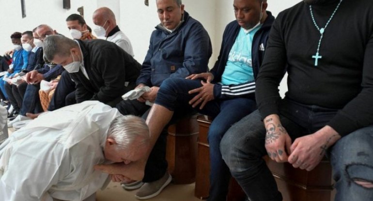 Papa məhkumların ayaqlarından öpdü - FOTOLAR