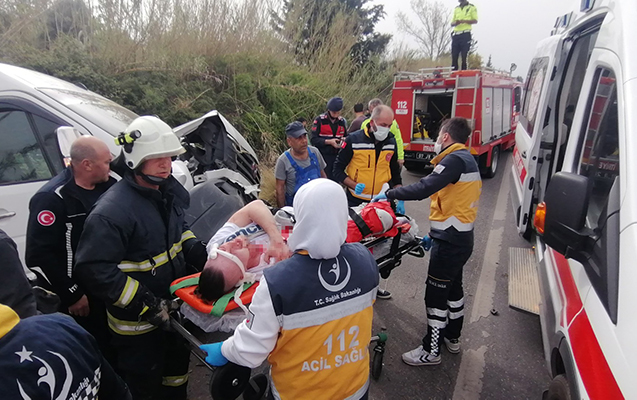 Antalyada turistləri daşıyan avtobus qəzaya düşdü - 12 yaralı
