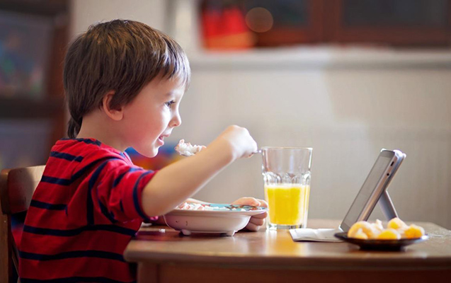 Həkimdən uşaqları planşetə baxaraq yemək yeyən valideynlərə - Xəbərdarlıq