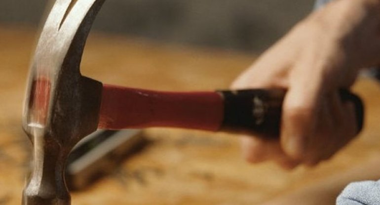 Bakıda arvadının başını çəkiclə əzən kişi: “Paltarlarımı yumurdu”