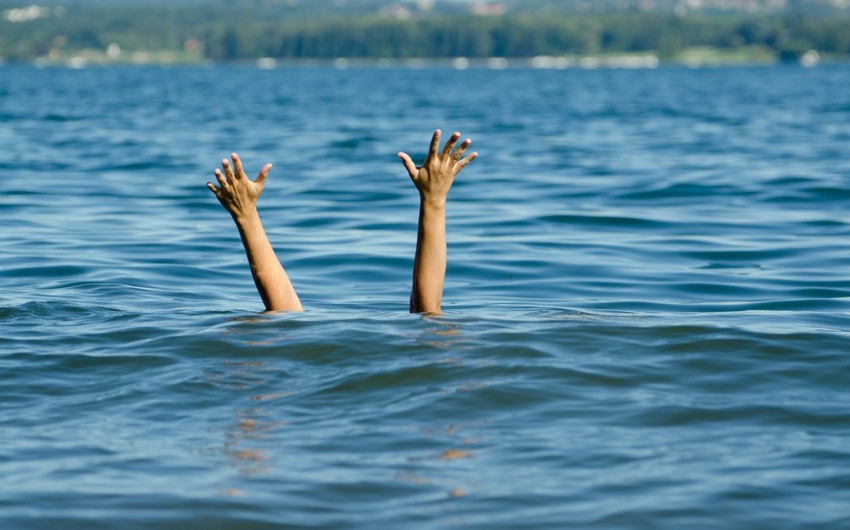 Gəncədə qadın dərinliyi 3 m olan çay sahilinə yıxılaraq xəsarət alıb