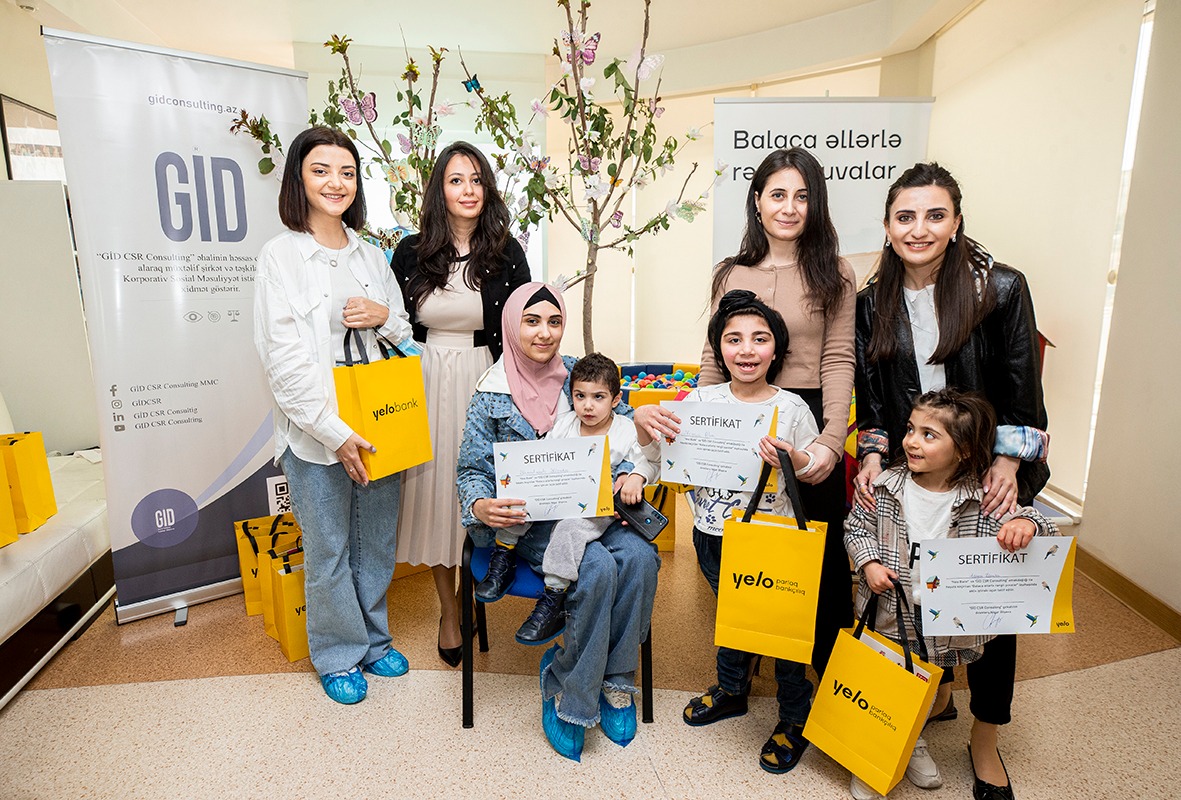 Yelo Bank reabilitasiya mərkəzindəki uşaqlarla birgə quşlar üçün yuvalar hazırladı