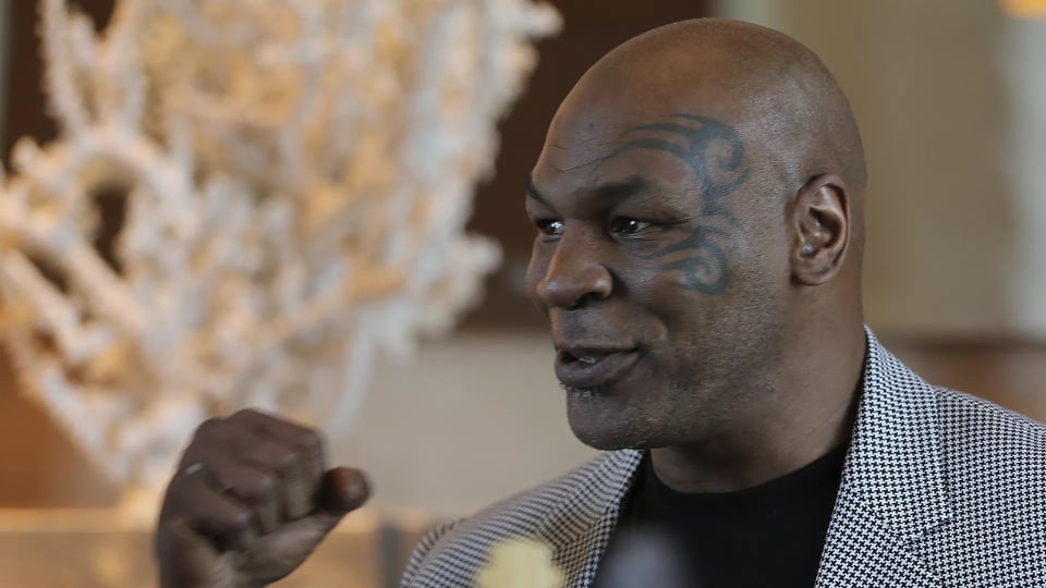 Keçmiş boksçu Mike Tyson təyyarədə onu təhqir edən şəxsi yumruqlayıb
