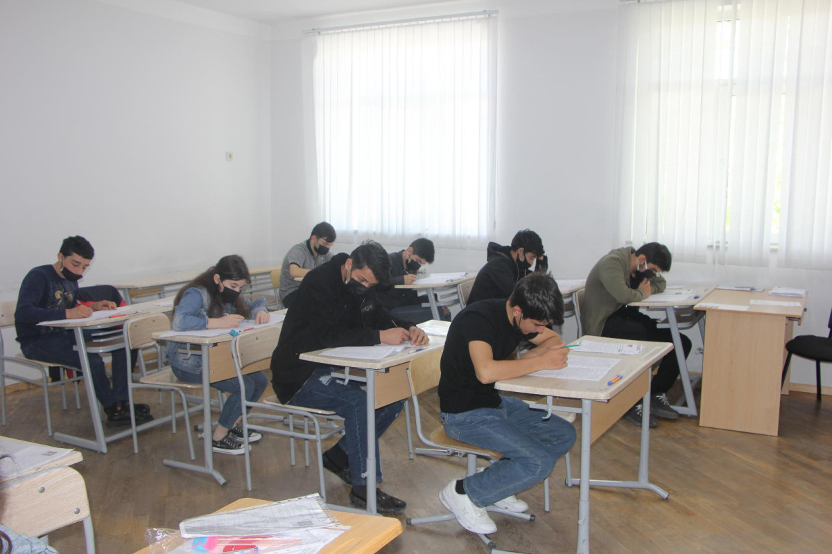 Bu gün imtahan verən şagirddə 