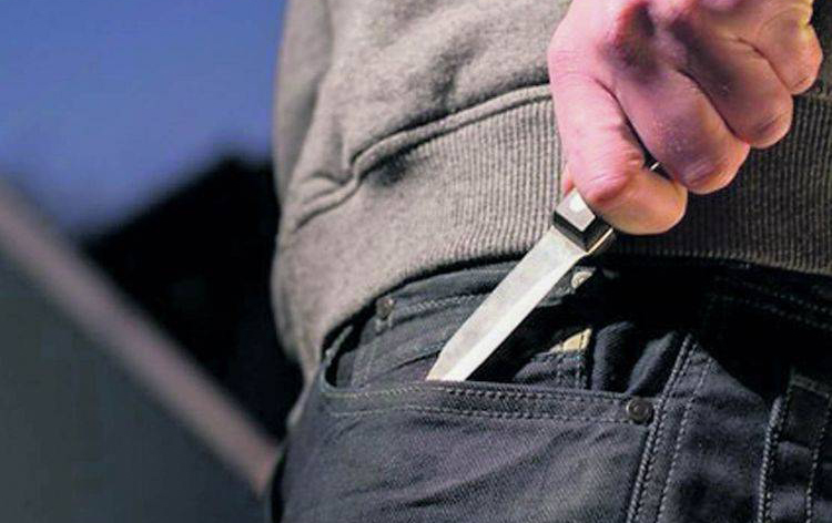 Gəncədə kişi arvadını bıçaqlayıb, çəkiclə döydü