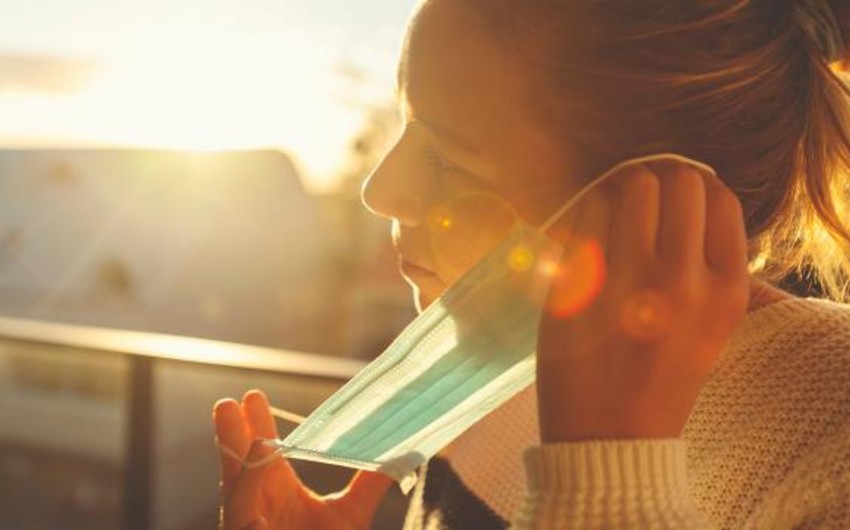 Türkiyədə qapalı məkanlarda maskadan məcburi istifadə tələbi ləğv edilib