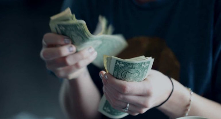 Bakıda qadın illərlə sevgilisini aldatdı: Yarım milyon pulunu aldı