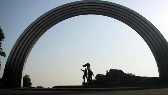 Kiyevdə 40 illik Sovet dostluq abidəsi söküləcək