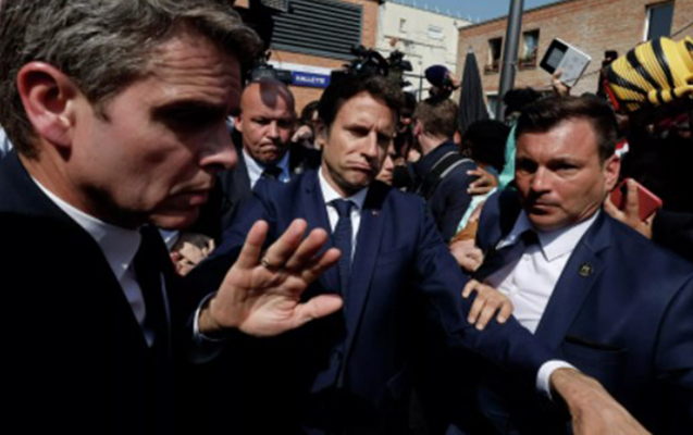 Makron pomidor atəşinə tutuldu - Video