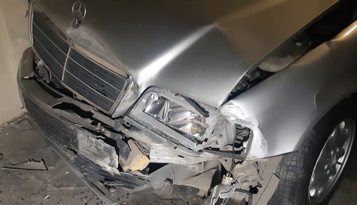 Gəncədə minik maşını “KamAZ”a çırpılıb, xəsarət alanlar var