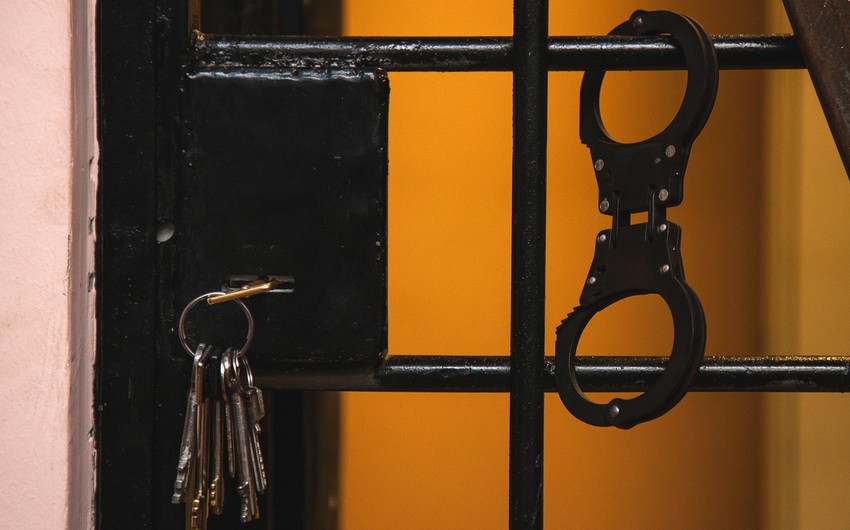 Bakıda körpəsini həyətə tullayan şəxs barəsində 4 ay həbs qətimkan tədbiri seçilib