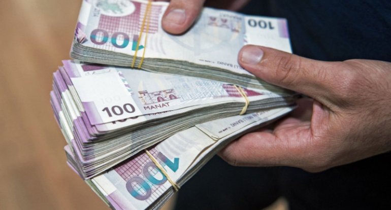 Bakıda hüquqşünasdan GÖRÜNMƏYƏN FIRILDAQ: Pul alıb, bıçaq çəkdi...