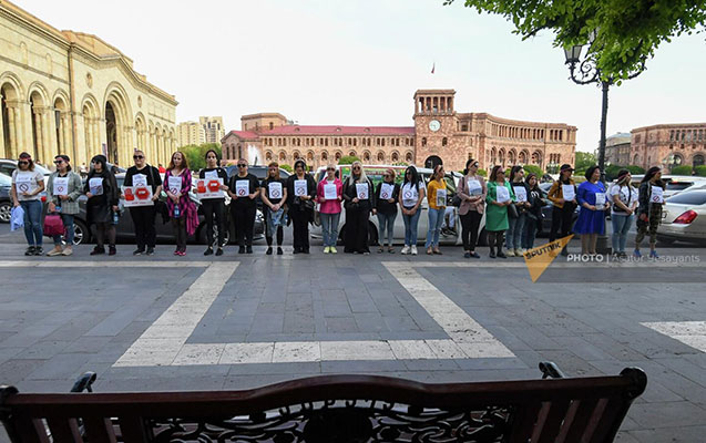 Ermənistanda qadınlar Paşinyanın əleyhinə aksiya keçirir - VİDEO