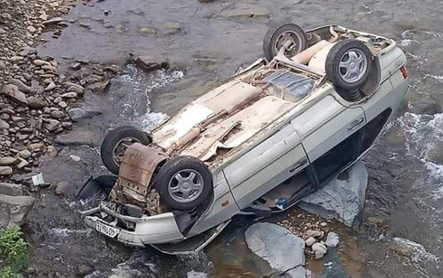 Maşın çaya aşdı, sürücü xəsarət aldı