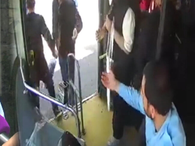 Sumqayıtda sərnişin avtobus sürücüsünü belə döydü - ANBAAN VİDEO