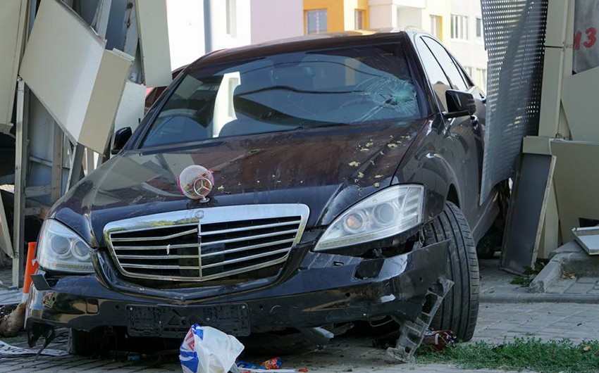 Şəmkirdə avtomobil obyektə çırpılıb, ölən və xəsarət alan var