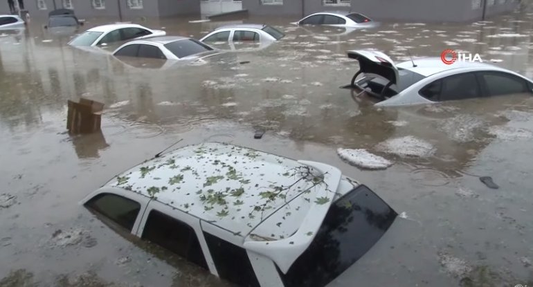 Türkiyədə sel: Avtomobillər su altında qaldı - VİDEO