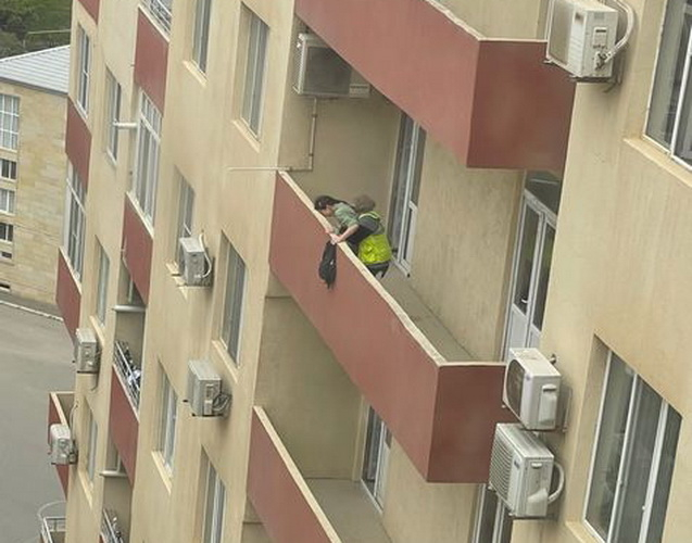 Xumarı təmizlikçi qadın da xilas etmək istəyirmiş... - FOTO/VİDEO