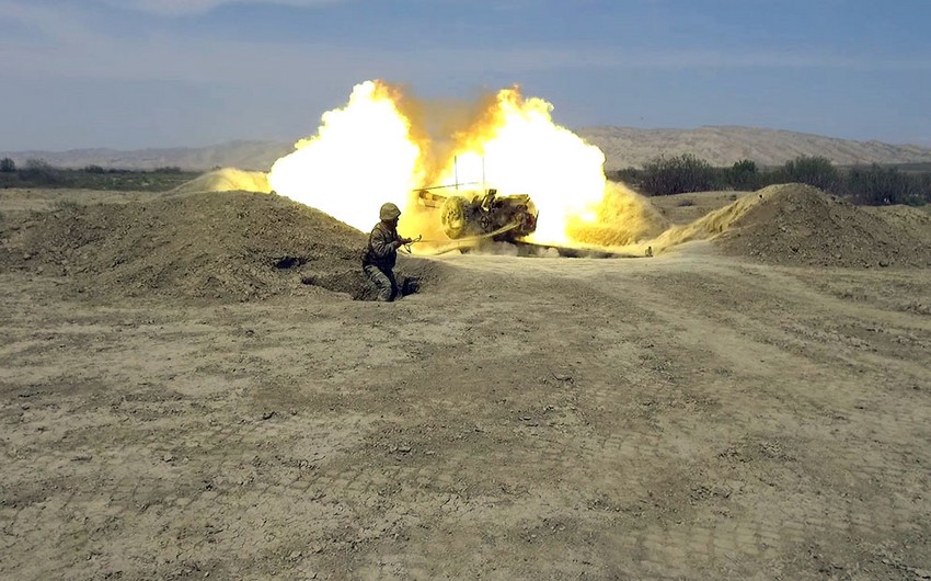 Raket və artilleriya bölmələrində döyüş atışlı taktiki təlimlər keçirilib