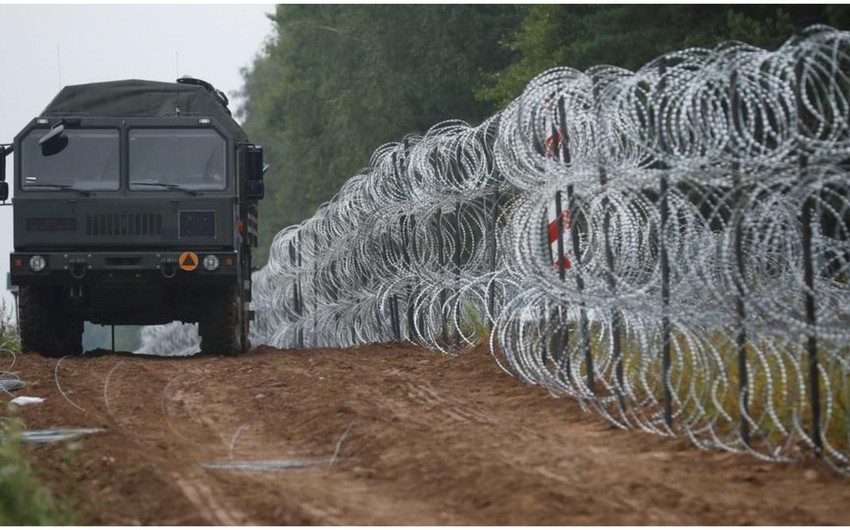 Polşanın Belarusla sərhəddə çəkdiyi hasarın ilk 50 km-nin tikintisini başa çatıb