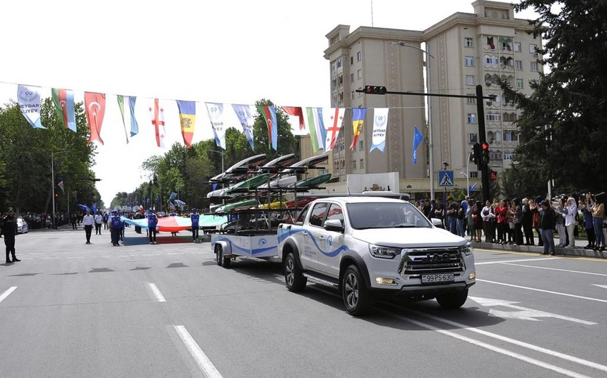 Прошел парад в честь гребной регаты 