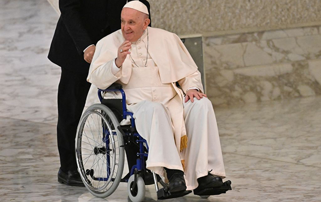 Roma Papası ilk dəfə əlil arabasında görüntüləndi - Foto
