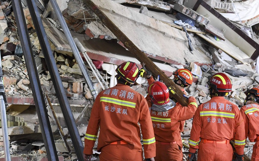 Çində bina çöküb, onlarla ölü var