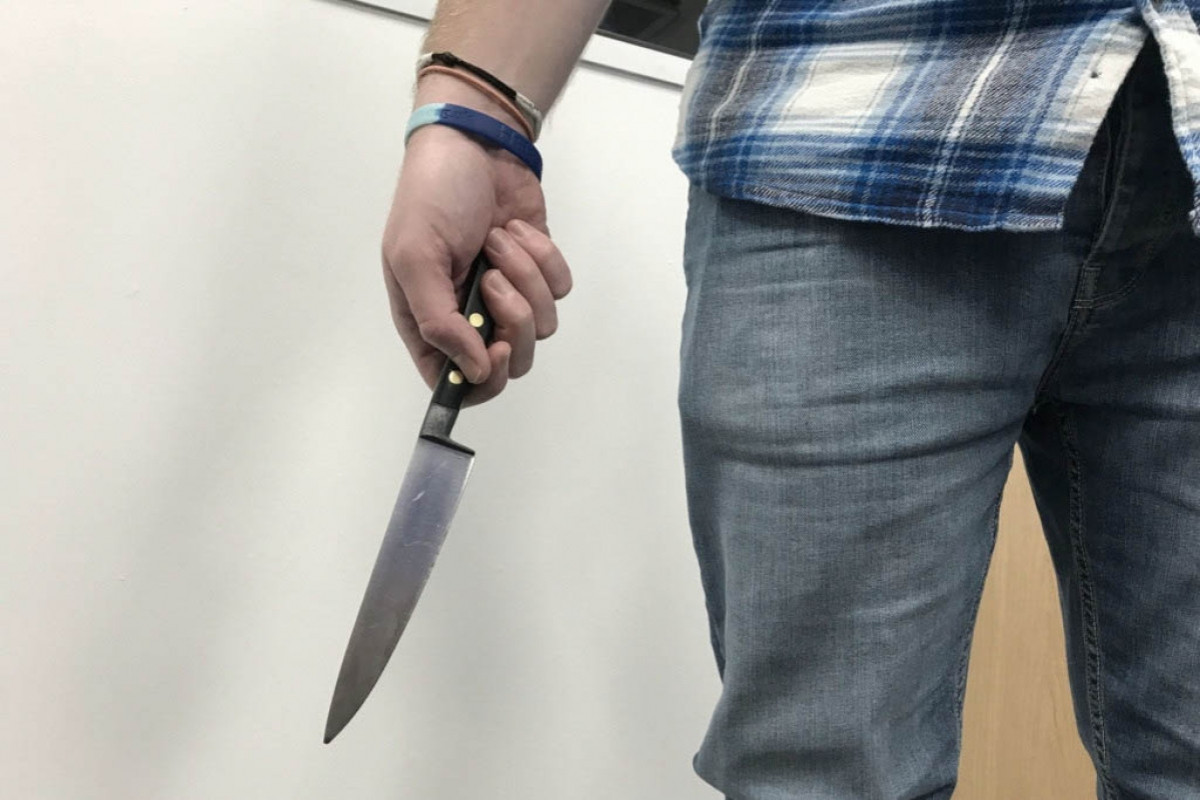 Bakıda ər həyat yoldaşını bıçaqlayıb