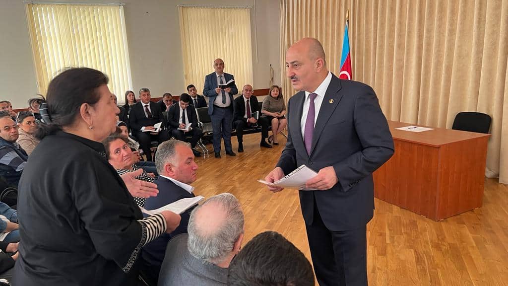 Nəsimi rayon İcra Hakimiyyətinin başçısı səyyar qəbul keçirib