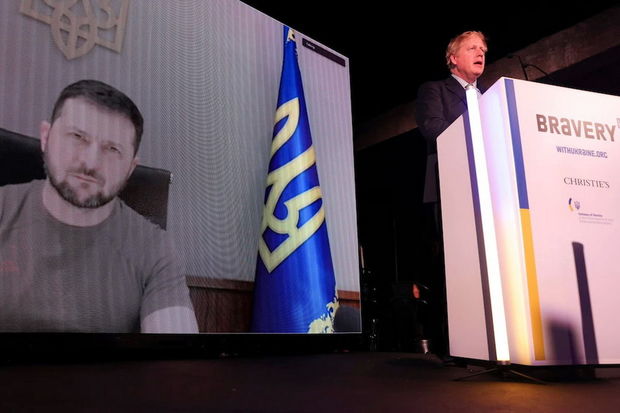 Борис Джонсон продал на аукционе куртку Зеленского - ФОТО