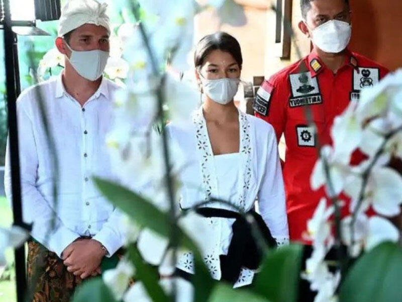 Çılpaq FOTOya görə rus bloqer deportasiya olundu