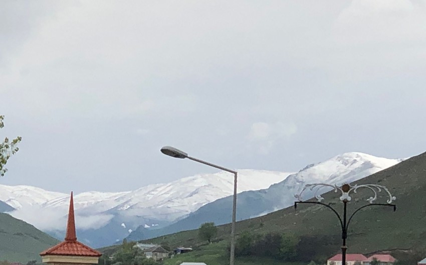 В горах выпал снег, высота волн в Каспийском море достигла 5,2 метра