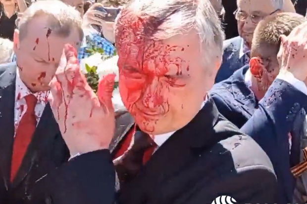 Varşavada Rusiya səfirinə “qanlı” etiraz - VİDEO