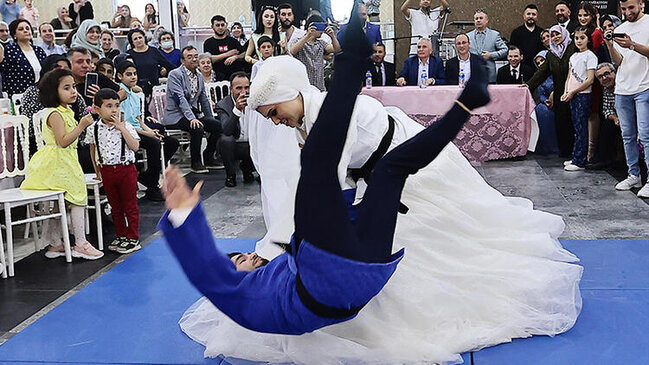 Gəlin toyun ortasında bəyin belini yerə vurdu - VİDEO