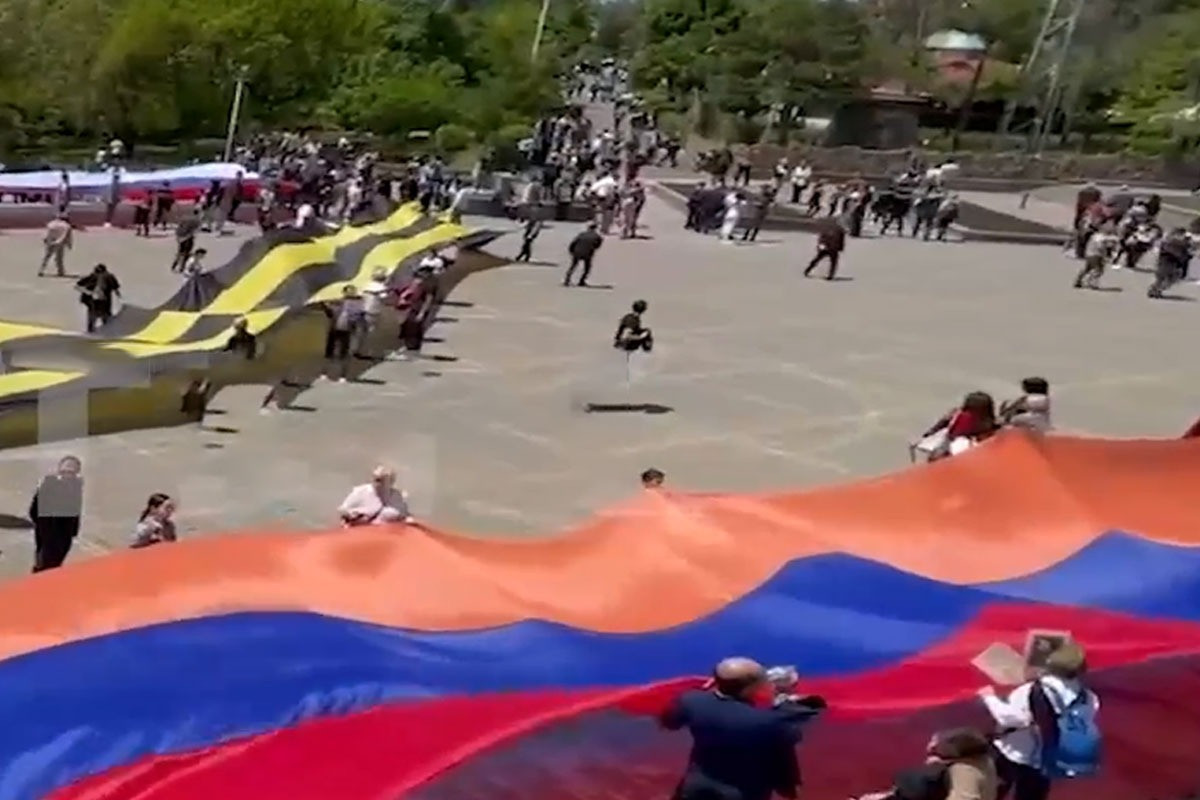 Ermənistanda bayraq və “Georgi lenti”dən Z hərfi yaradılıb