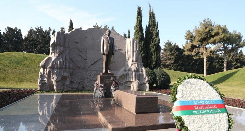 Prezident İlham Əliyev ulu öndər Heydər Əliyevin məzarını ziyarət edib