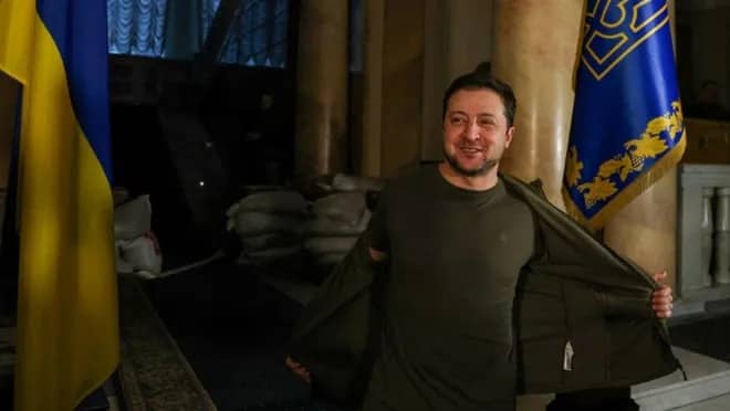 Zelenskinin döyüş paltarı hərracda bu qiymətə SATILDI