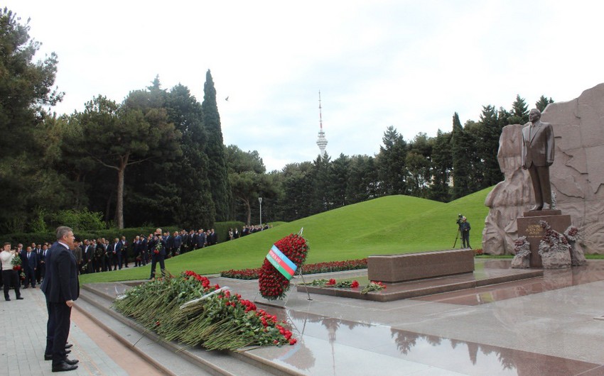 Ukrayna səfiri Azərbaycanın ümummilli lideri Heydər Əliyevin xatirəsini yad edib