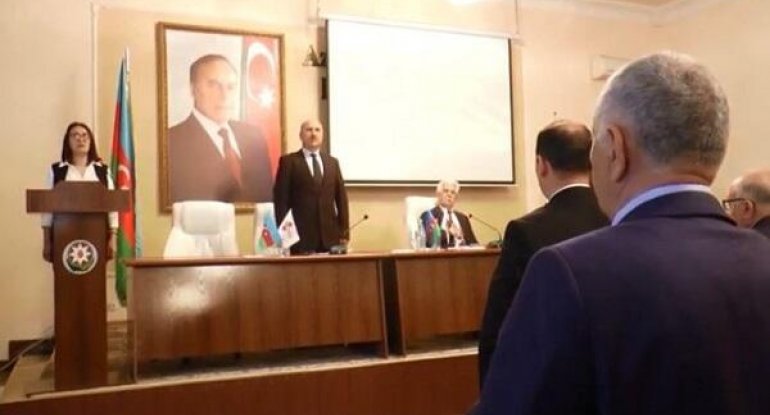 Himnimiz səsləndi, rektor ayağa qalxa bilmədi - VİDEO