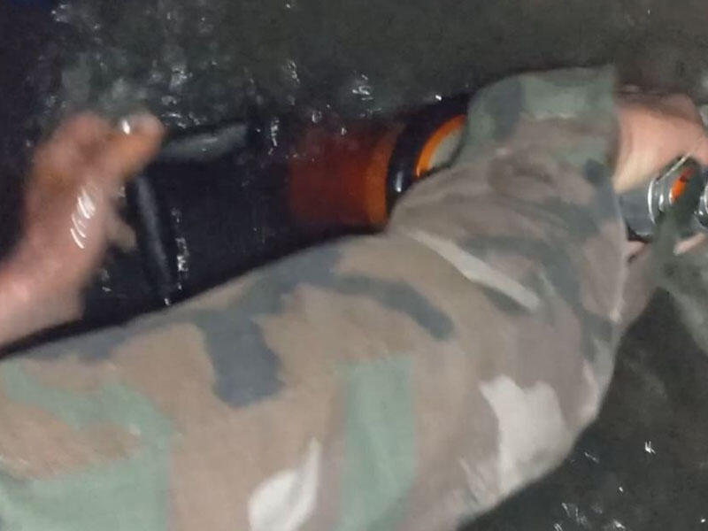 Su arxına yıxılan gənc belə xilas edildi - VİDEO