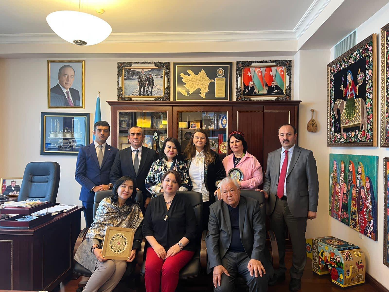 Millət vəkili Özbəkistandan gəlmiş şair, yazıçı və ədəbiyyatşünas alimlərlə görüşüb