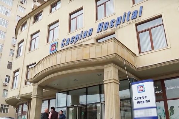 Məşhur klinikada insident - Nazirliyin iki əməkdaşlı mühafizəçini döydü, polis sərbəst buraxdı