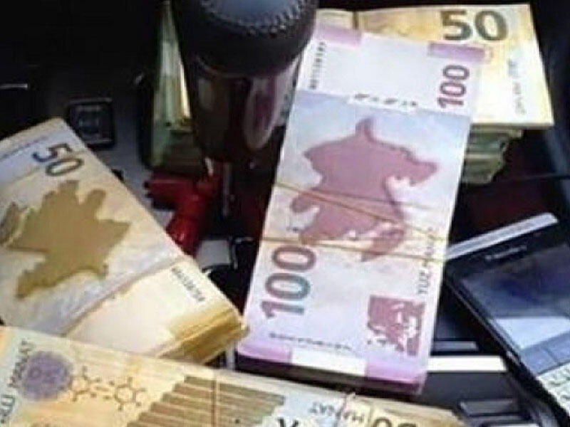 Maşından küçələrə “yüz manatlıq” səpdi, həbs edildi