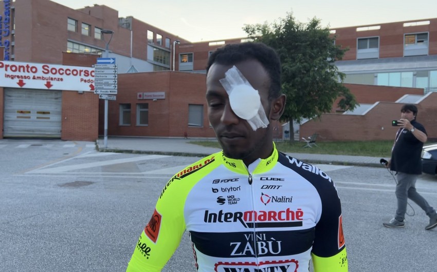 Afrikalı velosipedçi qalib gəldikdən sonra özünə xəsarət yetirib