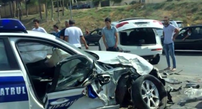Avtomobilini qəsdən DYP maşınının üstünə sürdü: qəza törətdi