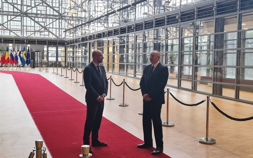 Brüsseldə İlham Əliyevlə Şarl Mişel arasında rəsmi görüşöncəsi səmimi söhbət olub