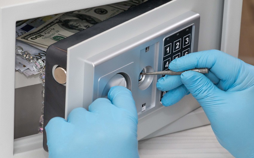 Bakıda mənzildən 62 min dollar oğurlanıb