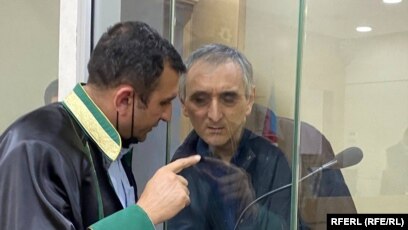 İlkin Süleymanov məhkəməsində öz vəkillərinin suallarını cavablandırıb